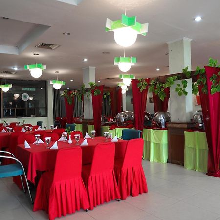 Oyo 742 Mona Plaza Hotel Pekanbaru Ngoại thất bức ảnh