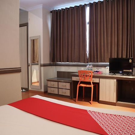 Oyo 742 Mona Plaza Hotel Pekanbaru Ngoại thất bức ảnh